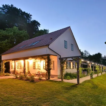 Country With Heated Pool & Private Sauna, Close To South Styrian Wine Road בית הארחה 4*